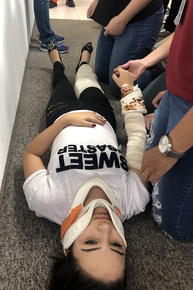 Integrantes da brigada durante treinamento teorico.