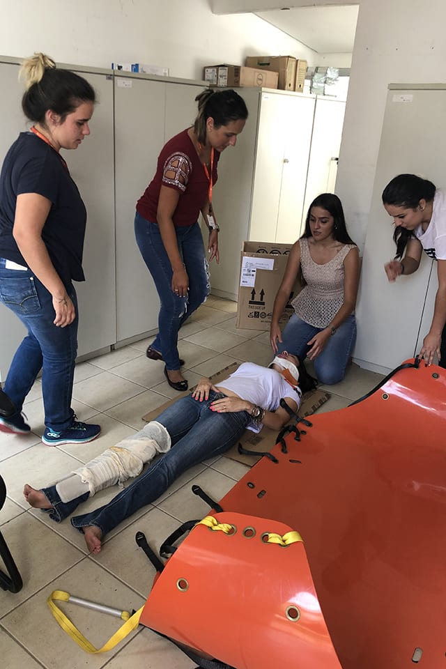Integrantes da brigada durante treinamento teorico.