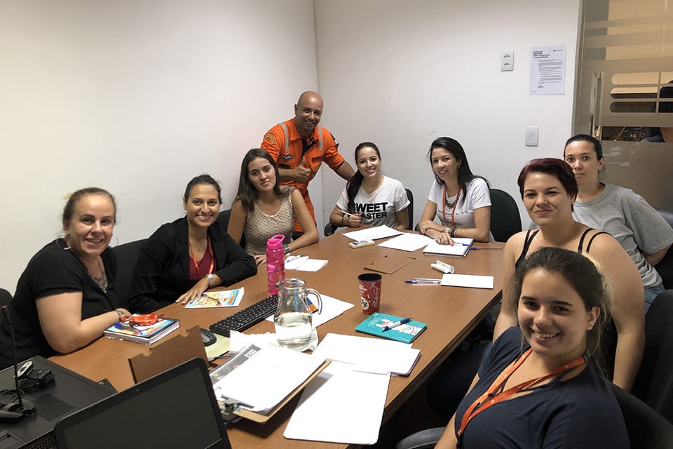 Integrantes da brigada durante treinamento teorico.
